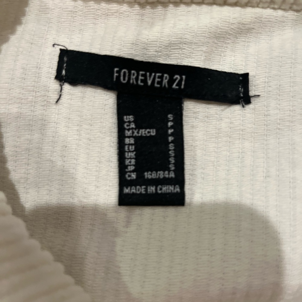 FOREVER 21 - Picture 2 of 4